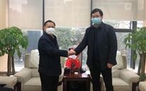 守望相助，，，，，，，，共克时艰——大渡口区红十字会为亚星集团送来捐赠证书