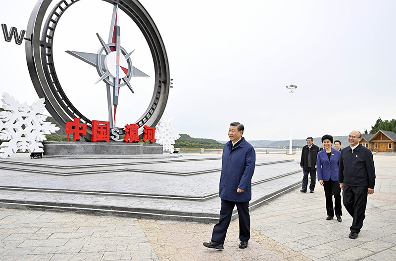 9月6日至8日，中共中央总书记、国度主席、中央军委主席习近平在黑龙江调查。这是6日下午，习近平在大兴安岭地域漠河市北极村调查。