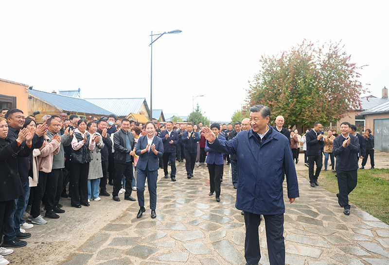 9月6日至8日，中共中央总书记、国度主席、中央军委主席习近平在黑龙江调查。这是6日下午，习近平在大兴安岭地域漠河市北极村调查时，向本地人民挥手致意。