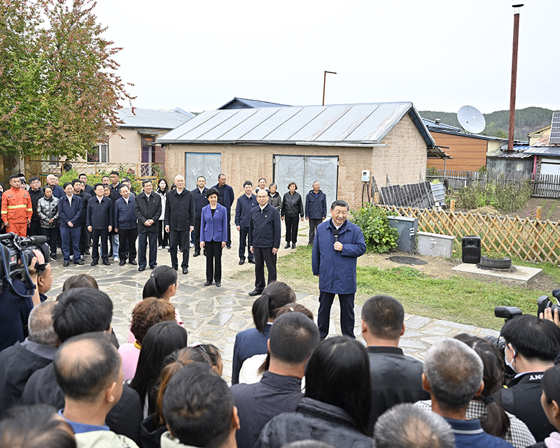 9月6日至8日，中共中央总书记、国度主席、中央军委主席习近平在黑龙江调查。这是6日下午，习近平在大兴安岭地域漠河市北极村调查时，同本地人民亲切互换。