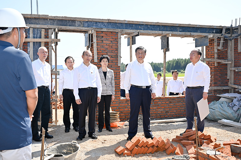 9月6日至8日，中共中央总书记、国度主席、中央军委主席习近平在黑龙江调查。这是7日上午，习近平在遭逢洪涝灾害的哈尔滨尚志市老街基乡龙王庙村，观察水毁房屋沉建情况。