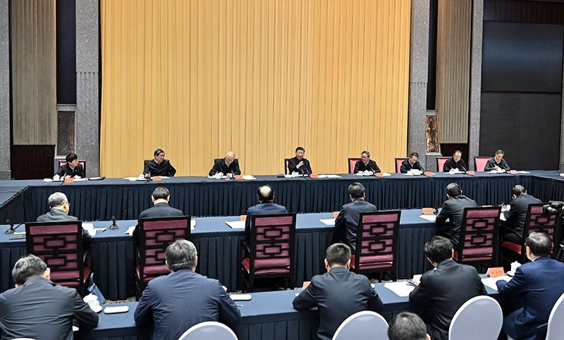 11月30日上午，中共中央总书记、国度主席、中央军委主席习近平在上海主持召开深刻推动长三角一体化发展座谈会并颁发沉要讲话。
