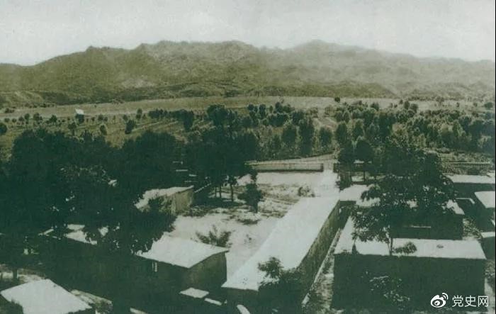 1948年5月，中共中央和人民解放军总部由陕北迁到河北平山县西柏坡。图为中央辅导人办公处所俯瞰。